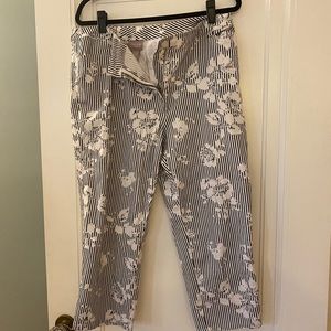Chico brand black and white patterned Capri pants. Size 2.5